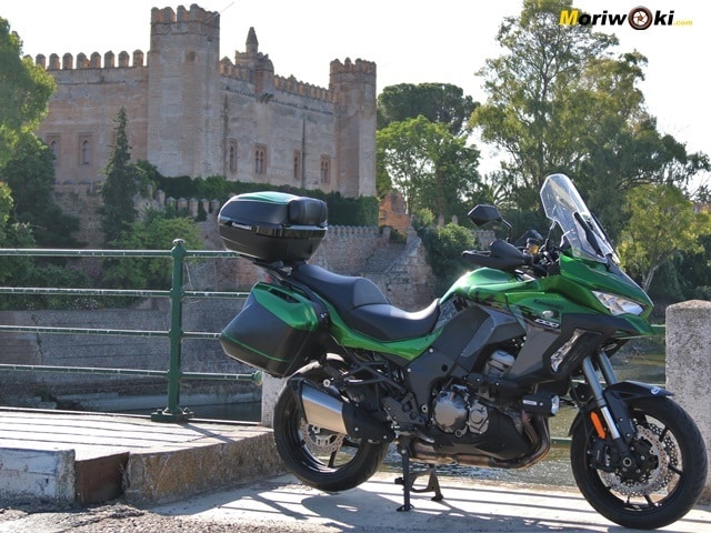 La Versys 1000SE junto al castillo de Malpica.