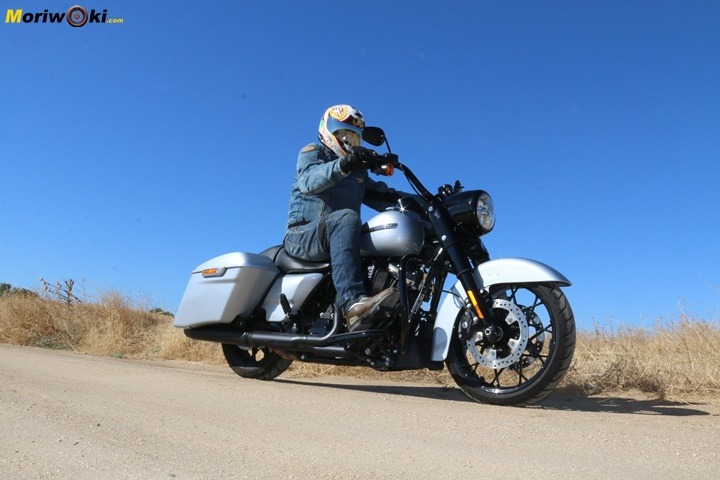 Road King Special, prueba en curvas.