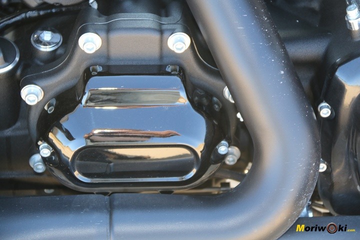 Prueba Harley Road King Special Detalle codo escape.