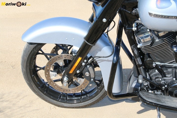 Road King Special, Tren delantero.