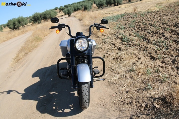 Perspectiva frontal de la Harley Road King Special.