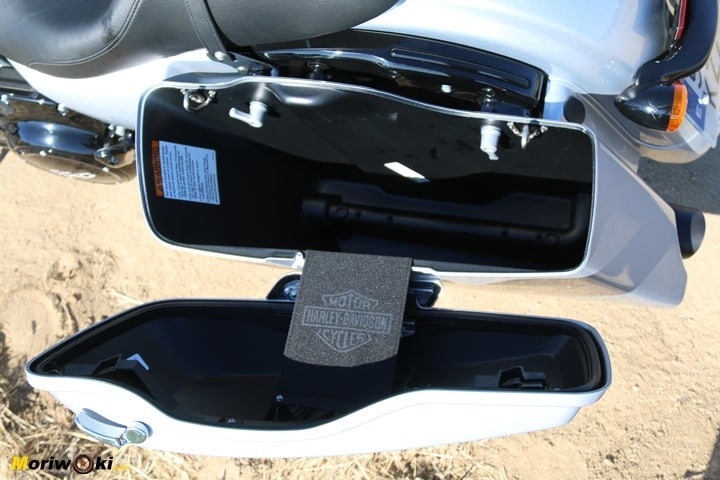 Prueba Harley Road King Special Maleta interior.