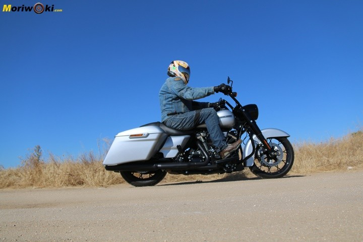 La posición de conducción sobre la Harley Road King Special.