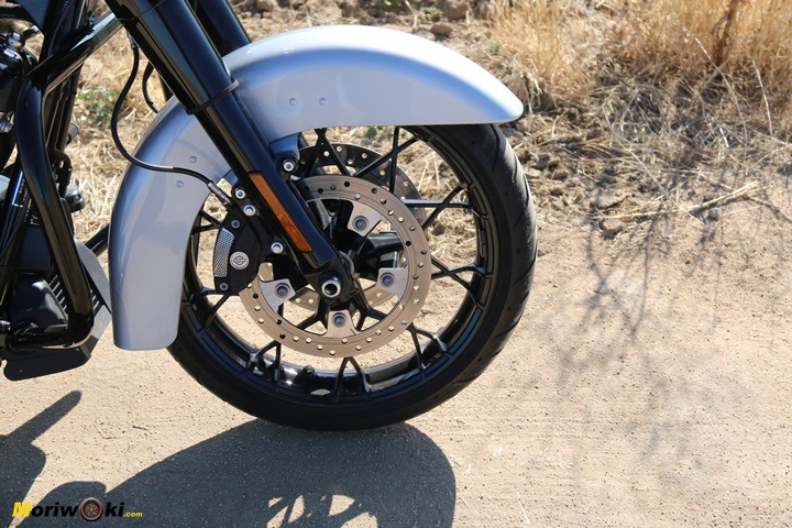 Road King Special, Freno delantero.
