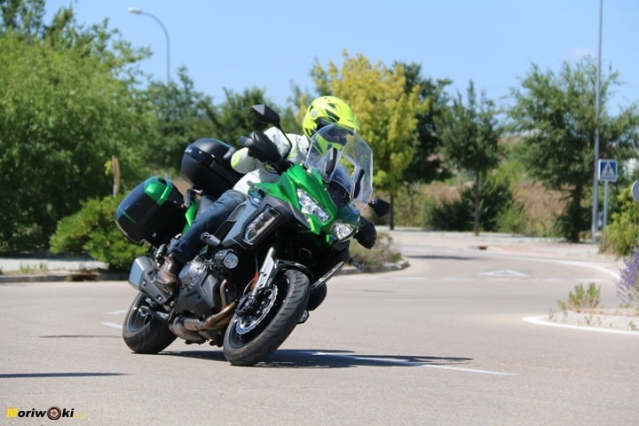 La Kawasaki Versys 1000SE en curva.