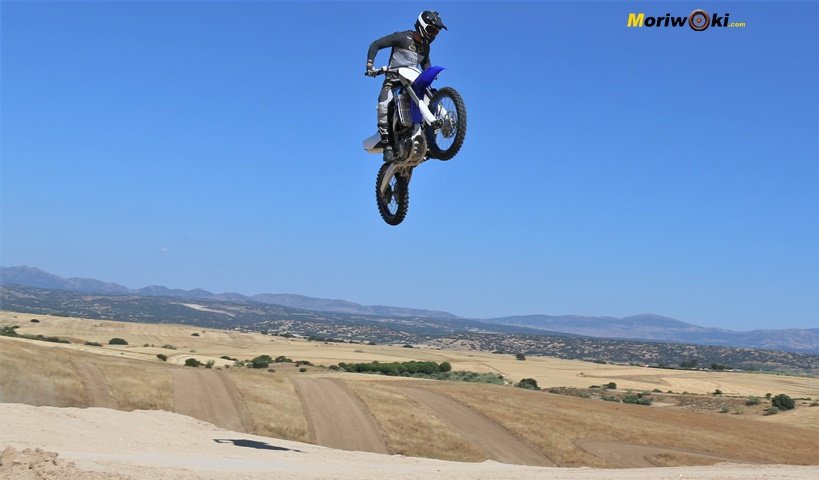 Prueba Yamaha YZF250 Salto frente.