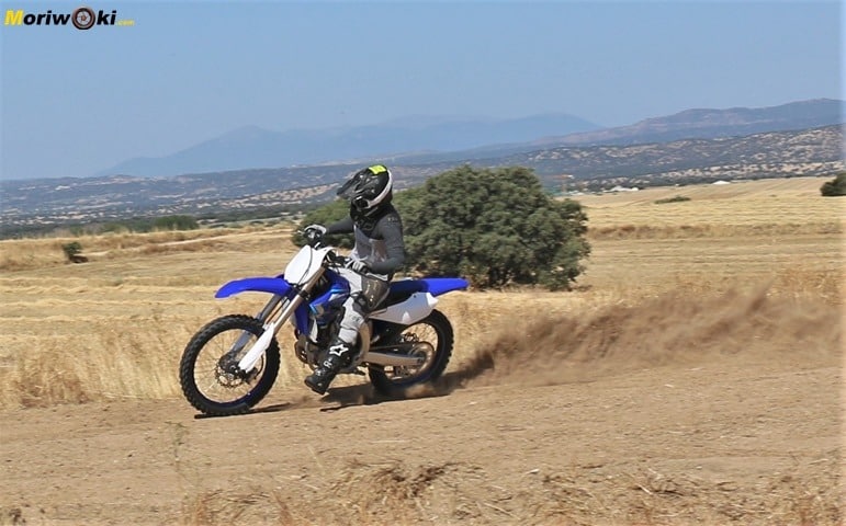 Prueba Yamaha YZF250 apretando.