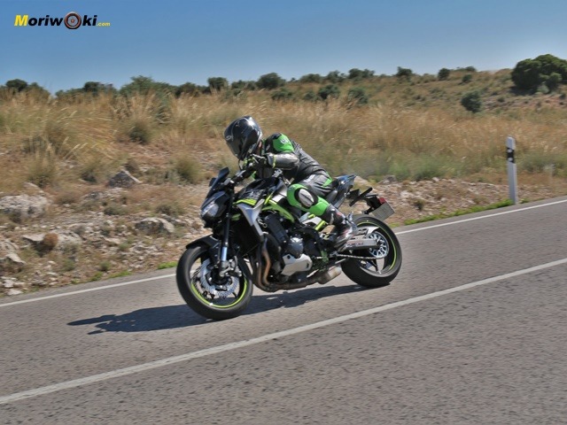 La Kawasaki Z900 2020 acelerando en curva