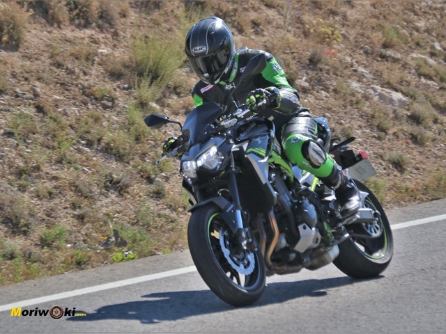 Probando la posición de la Kawasaki Z900 2020 en acción