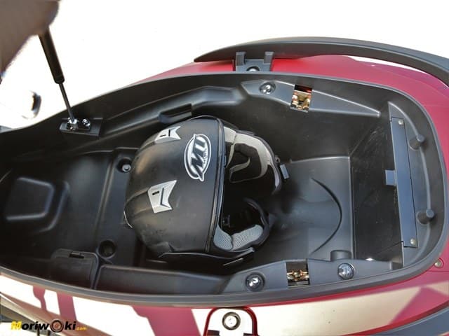 Kymco Super Dink 350 TCS. Hueco bajo el asiento Kymco Super Dink 350 TCS. Hueco bajo el asiento