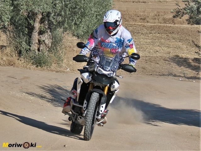 Derrapando con la Triumph Tiger 900 Rally Pro Derrapando con la Triumph Tiger 900 Rally Pro