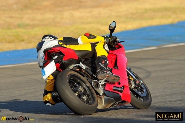 Ducati Panigale V2 abriendo gas inclinada. Ducati Panigale V2 abriendo gas inclinada.