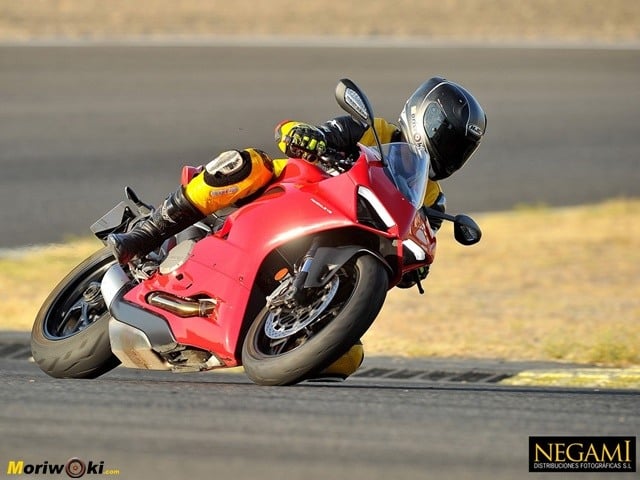 Ducati Panigale V2 saliendo de curva. Ducati Panigale V2 saliendo de curva.