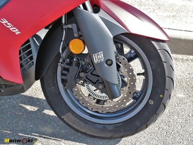 El Kymco Super Dink 350 TCS y su disco delantero. El Kymco Super Dink 350 TCS y su disco delantero.