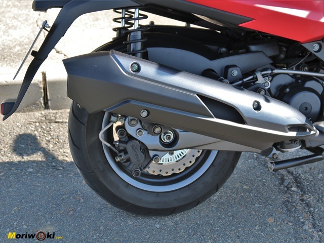 El escape del Kymco Super Dink 350 TCS. El escape del Kymco Super Dink 350 TCS.