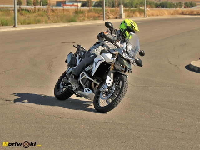 Entrando en curva con la Triumph Tiger 900 Rally Pro Entrando en curva con la Triumph Tiger 900 Rally Pro