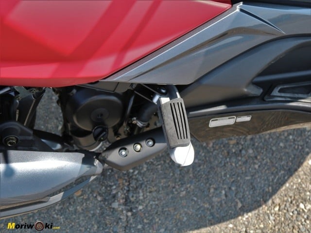 Estribera del pasajero en el Kymco Super Dink 350 TCS Estribera del pasajero en el Kymco Super Dink 350 TCS
