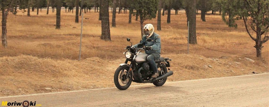 Guzzi V7 Rough en marcha