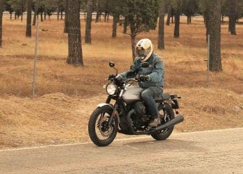 Guzzi V7 Rough en marcha