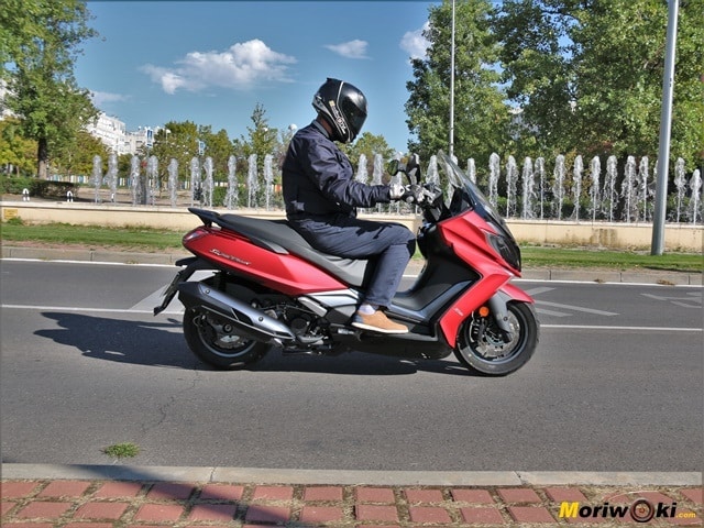 En marcha con el Kymco Super Dink 350 TCS. En marcha con el Kymco Super Dink 350 TCS.