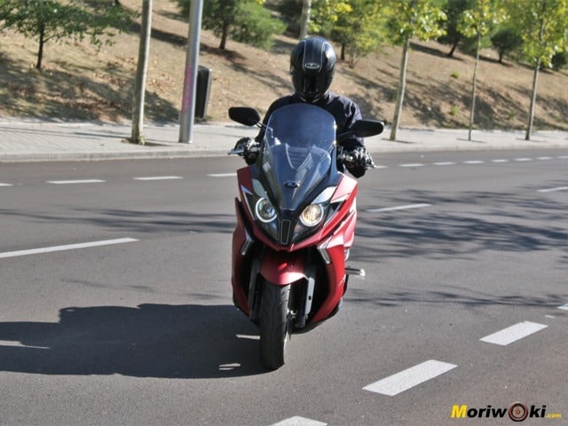 Kymco Super Dink 350 TCS vista frontal en marcha Kymco Super Dink 350 TCS vista frontal en marcha