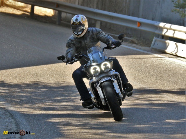 La Triumph Rocket 3 2500 en paso por curva La Triumph Rocket 3 2500 en paso por curva