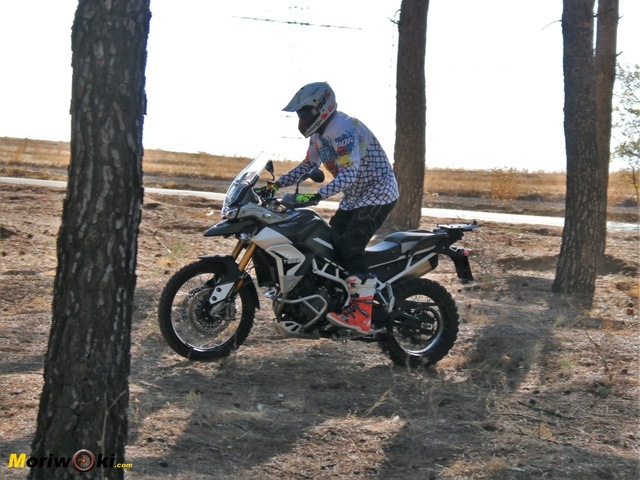 La Triumph Tiger 900 Rally Pro a contraluz La Triumph Tiger 900 Rally Pro a contraluz