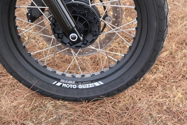 Llanta de 19" en la Guzzi V7 Rough