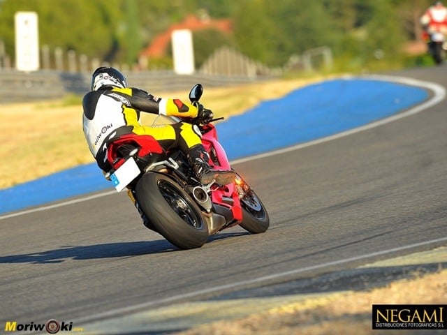 Panigale V2 acelerando en subida. Panigale V2 acelerando en subida.