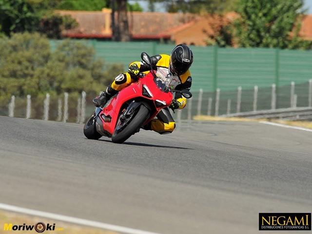 Panigale V2 en la bajada de Bugati. Panigale V2 en la bajada de Bugati.