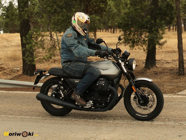  Paso de la Guzzi V7 Rough en marcha