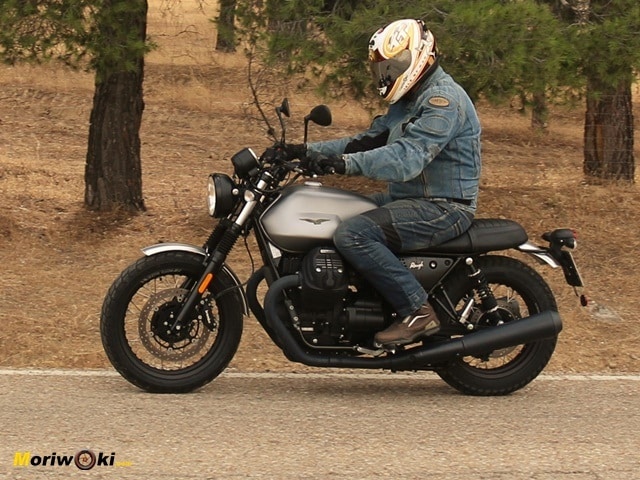 Perfil en marcha de la Guzzi V7 Rough.