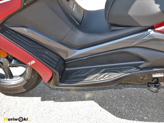 El Kymco Super Dink 350 TCS y su plataforma izquierda. El Kymco Super Dink 350 TCS y su plataforma izquierda.