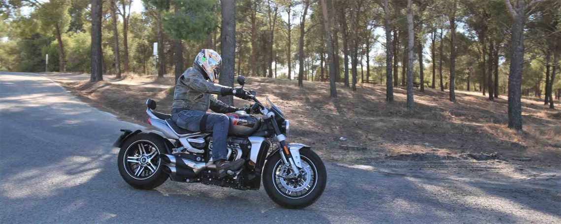 Preuba Triumph Rocket III 2500 GT en curva.