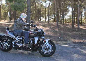 Preuba Triumph Rocket III 2500 GT en curva.