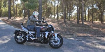 Preuba Triumph Rocket III 2500 GT en curva.