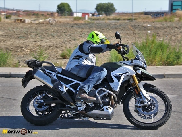 Haciendo una curva con la Triumph Tiger 900 Rally Pro Haciendo una curva con la Triumph Tiger 900 Rally Pro