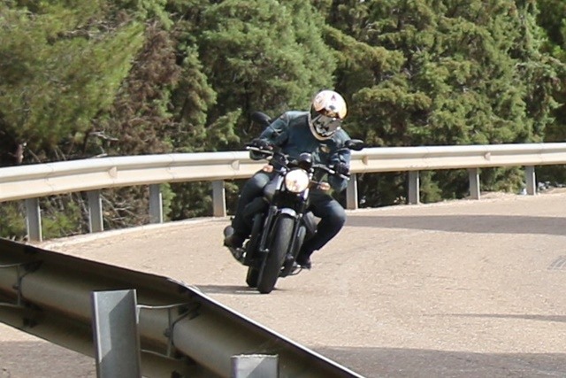 Salida de curva de la Guzzi V7 Rough.