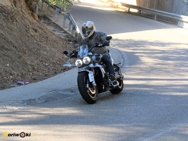 Saliendo de curva con la Triumph Rocket 3 2500 Saliendo de curva con la Triumph Rocket 3 2500
