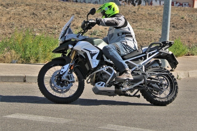 Triumph Tiger 900 Rally Pro perfil en marcha. Triumph Tiger 900 Rally Pro perfil en marcha.