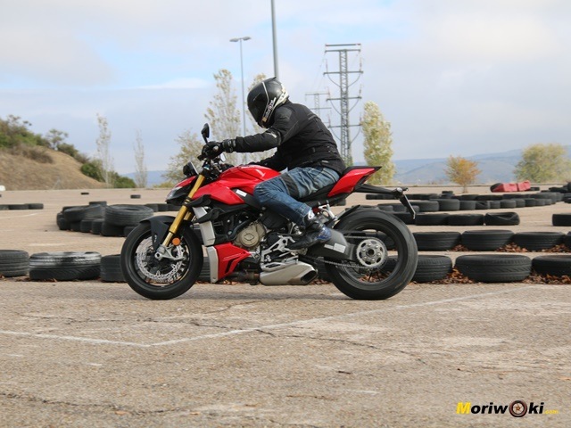 Acelerando con la Ducati Streetfighter V4 S Acelerando con la Ducati Streetfighter V4 S