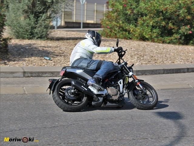 Apurando con la Husqvarna Svartpilen 401