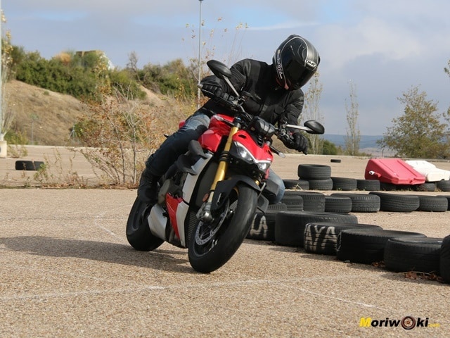 Ducati Streetfighter V4 S en acción Ducati Streetfighter V4 S en acción