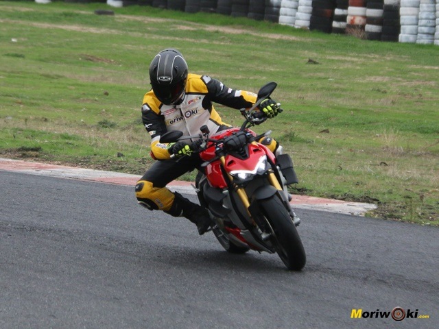 Ducati Streetfighter V4 S girando. Ducati Streetfighter V4 S girando