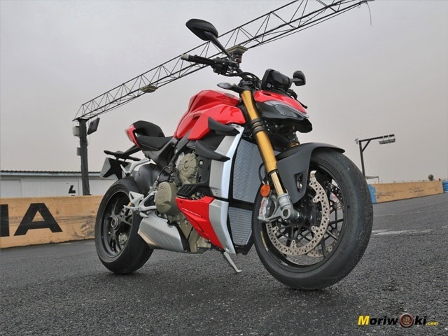 Ducati Streetfighter V4 S posando Ducati Streetfighter V4 S posando