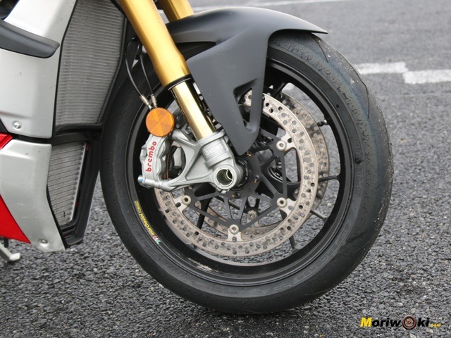 Ducati Streetfighter V4 S posando Ducati Streetfighter V4 S posando