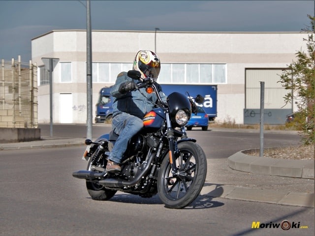 Harley Davidson Iron 1200 iniciando una curva Harley Davidson Iron 1200 iniciando una curva