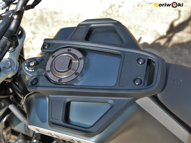 Husqvarna Svartpilen 401 deposito