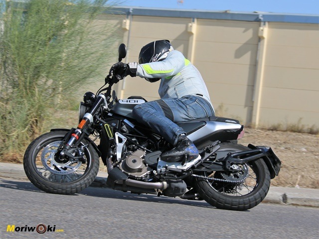 Husqvarna Svartpilen 401 pasando por curva.