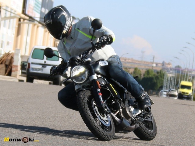 Inclinando con la Husqvarna Svartpilen 401 